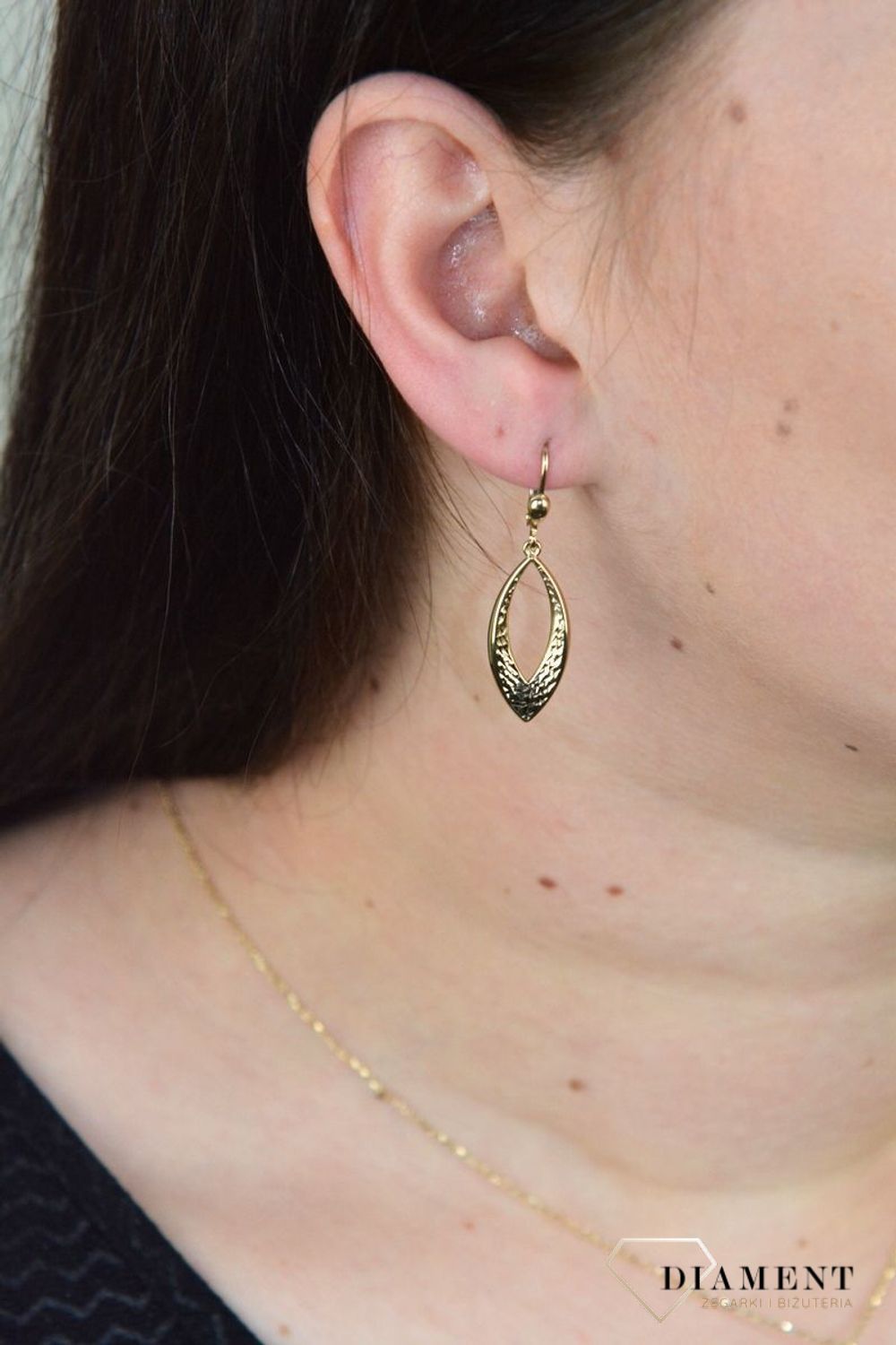 Złote kolczyki z owalnymi grawerowanymi zawieszkami KL 8155.jpg